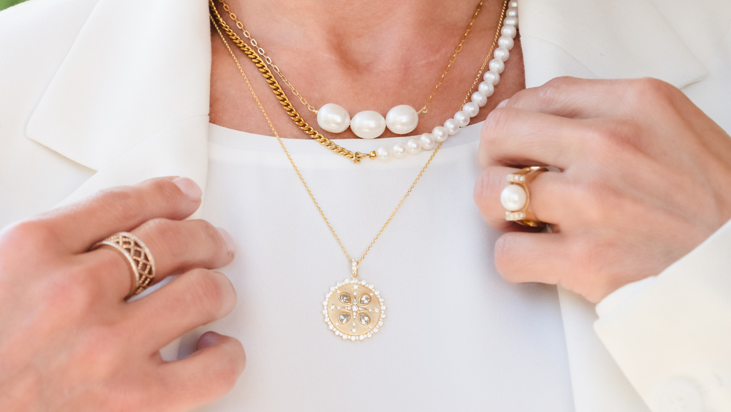 S'habiller pour l'automne avec des bijoux perles : élégance intemporelle pour chaque tenue