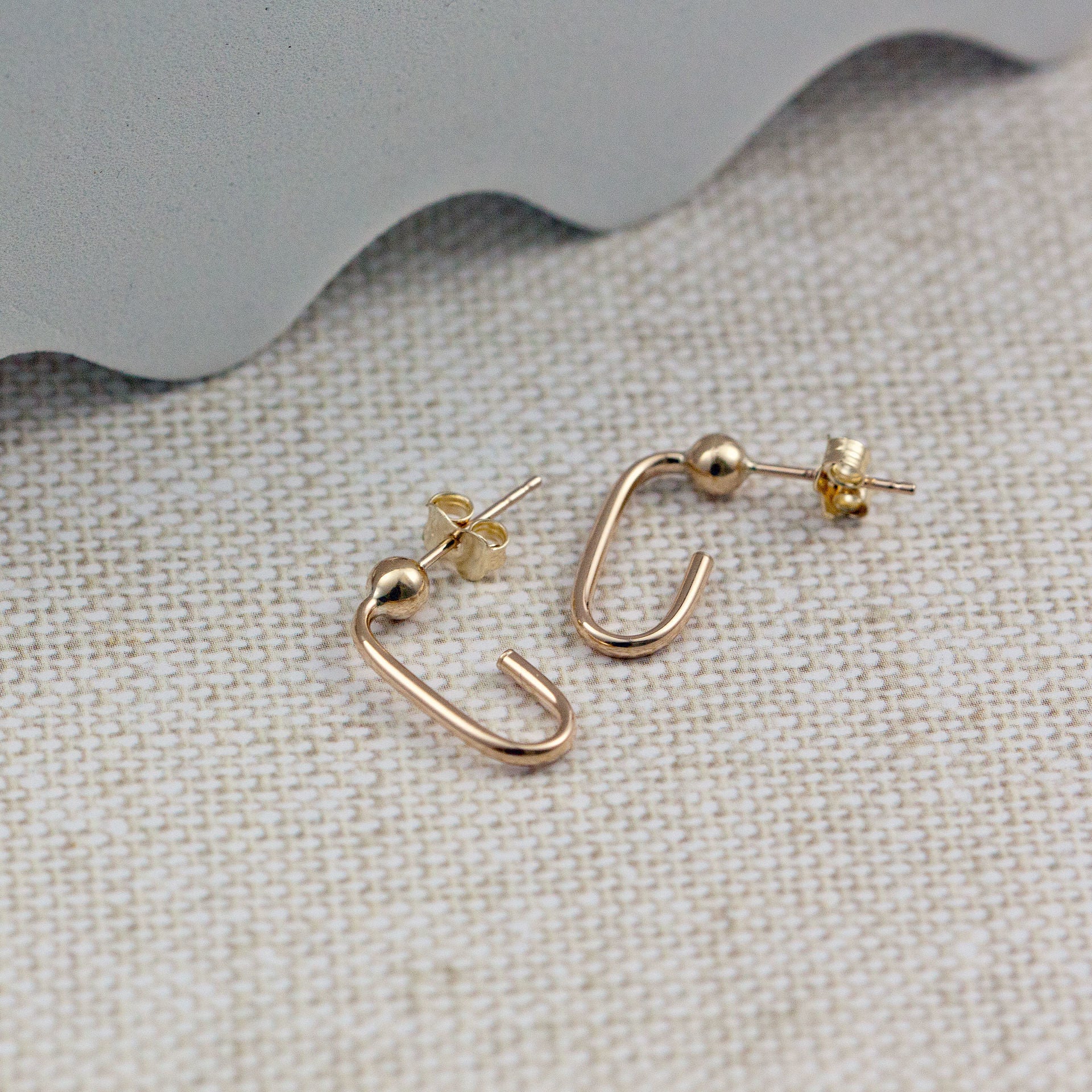 Boucles D'oreilles Vintage - Anneaux Or Avec Relief - Fermoir Clous - État Impeccable (occasion)